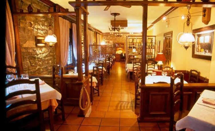 Hotel Pradas Jaca Kültér fotó