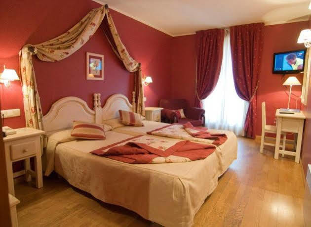 Hotel Pradas Jaca Kültér fotó